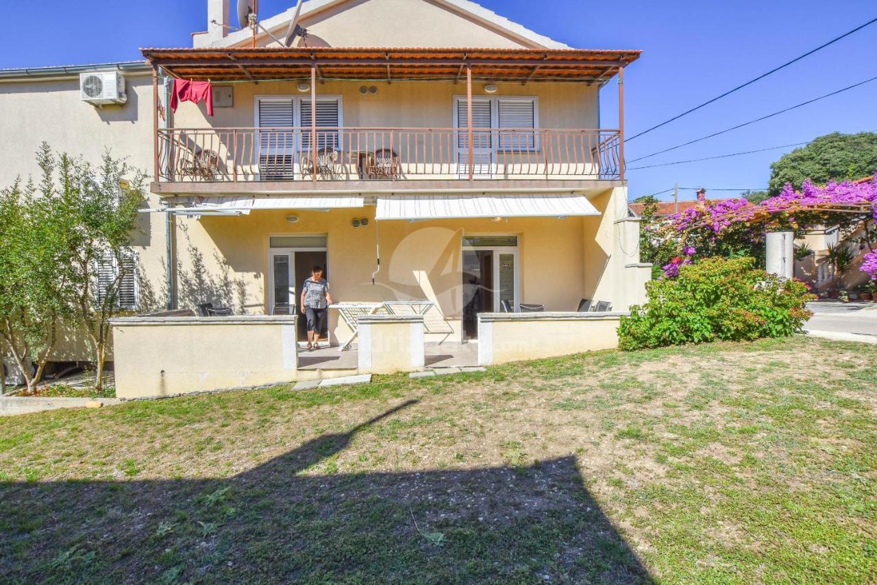 Apartments Flora Pakoštane Екстериор снимка