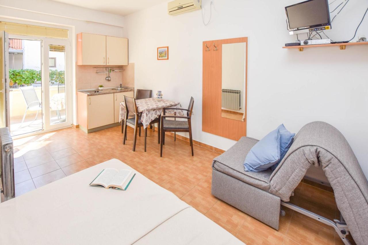Apartments Flora Pakoštane Екстериор снимка