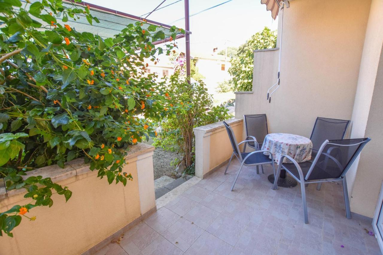 Apartments Flora Pakoštane Екстериор снимка