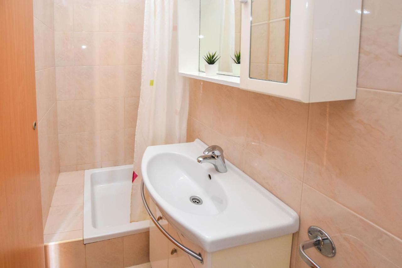 Apartments Flora Pakoštane Екстериор снимка