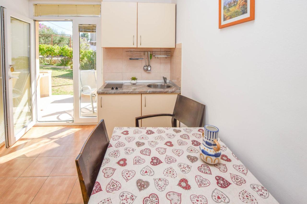 Apartments Flora Pakoštane Екстериор снимка