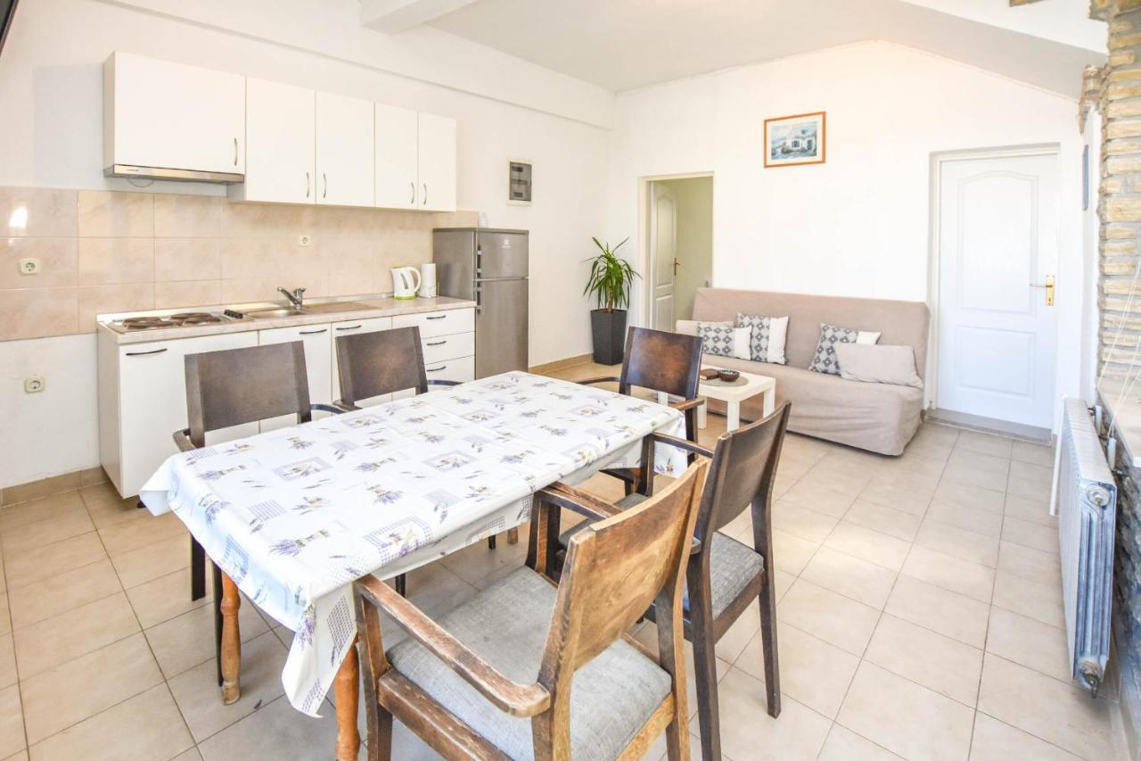 Apartments Flora Pakoštane Екстериор снимка