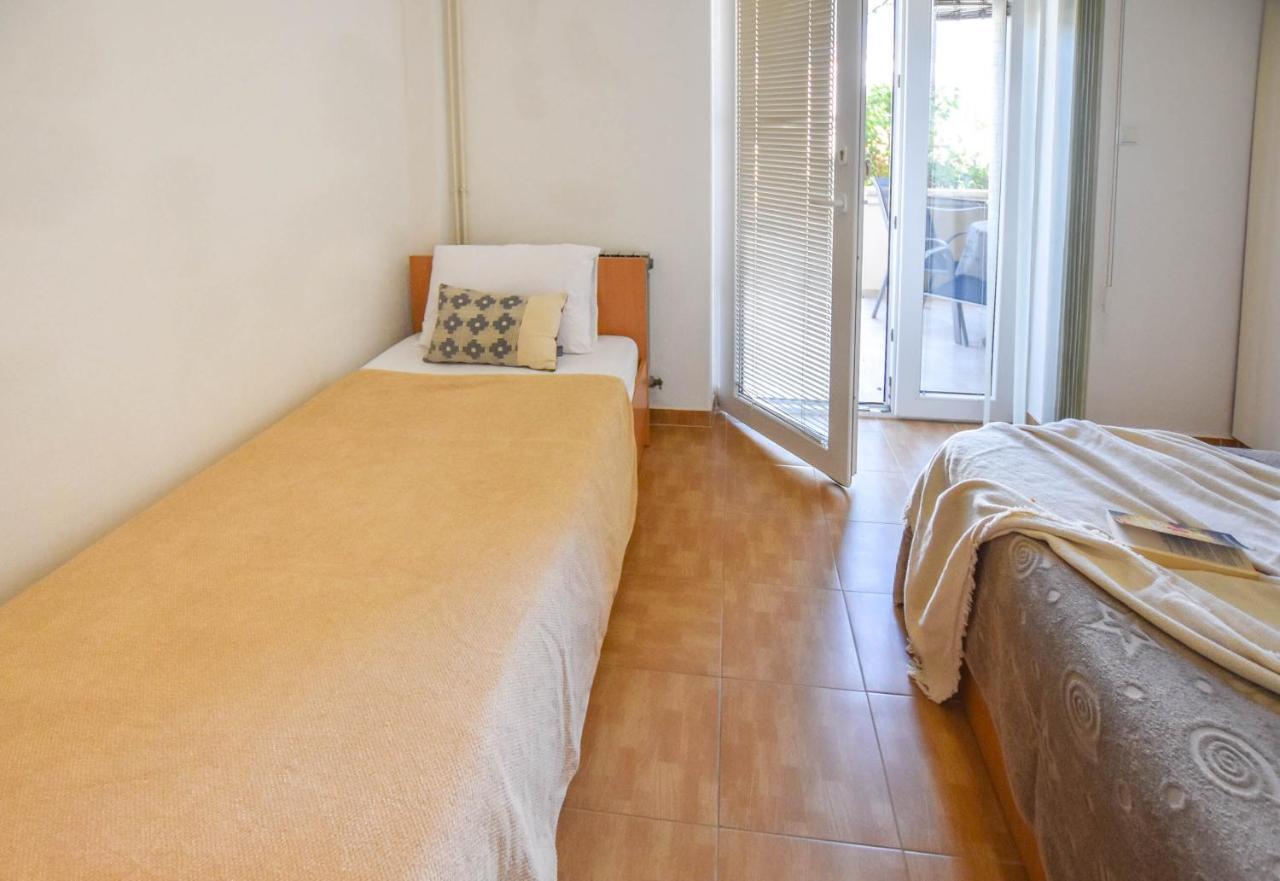 Apartments Flora Pakoštane Екстериор снимка