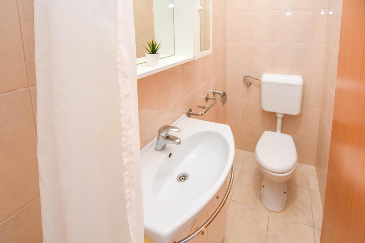 Apartments Flora Pakoštane Екстериор снимка
