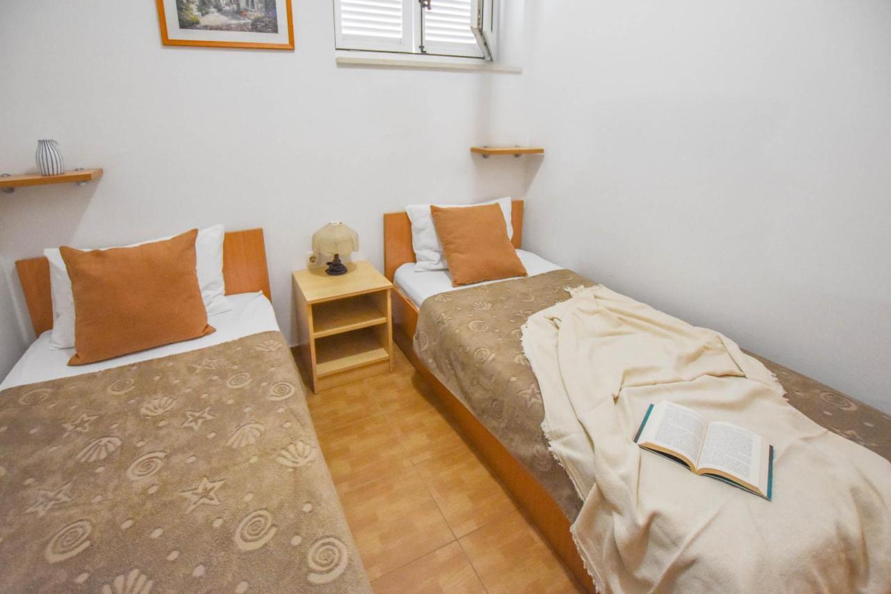 Apartments Flora Pakoštane Екстериор снимка