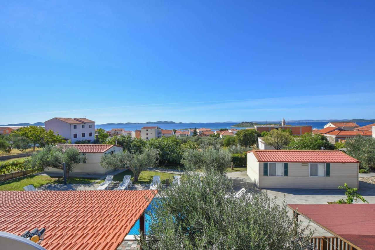 Apartments Flora Pakoštane Екстериор снимка