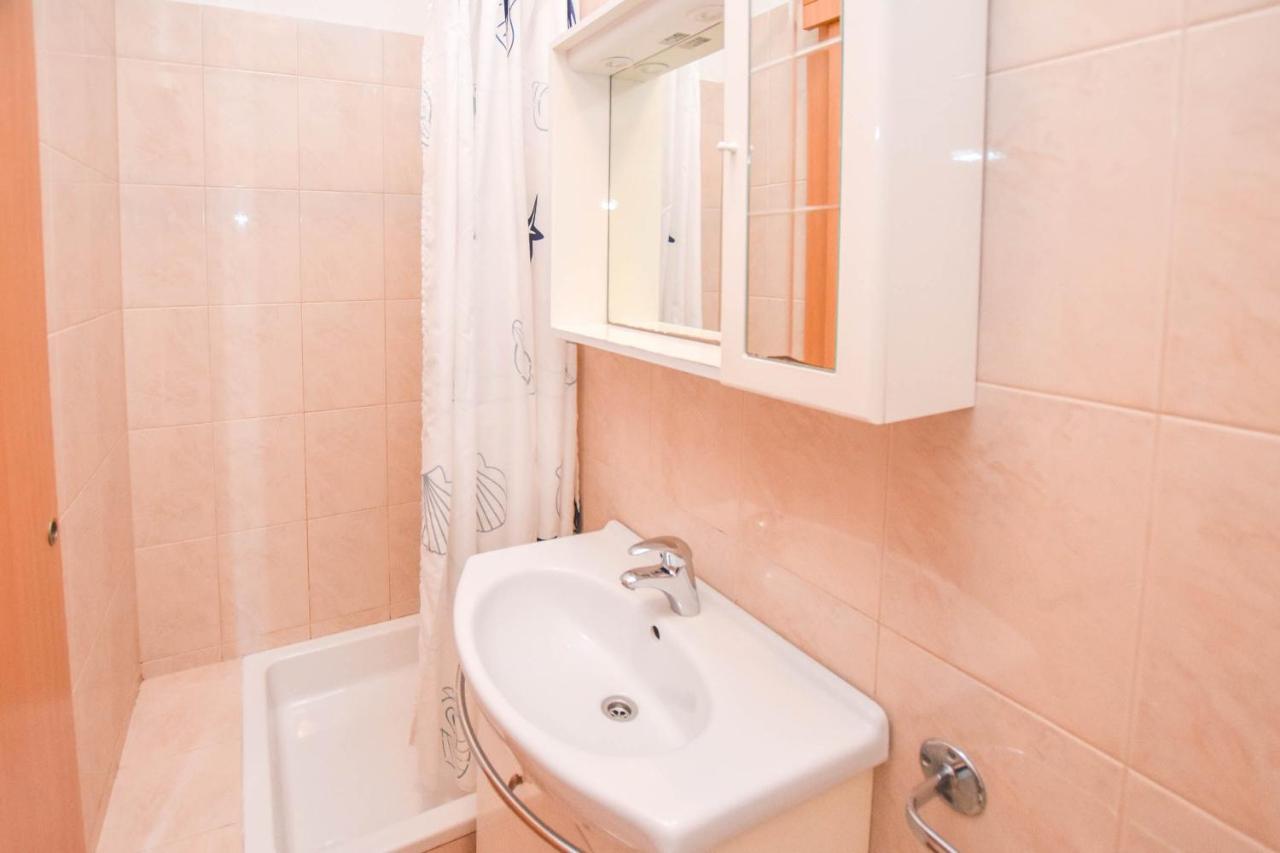 Apartments Flora Pakoštane Екстериор снимка