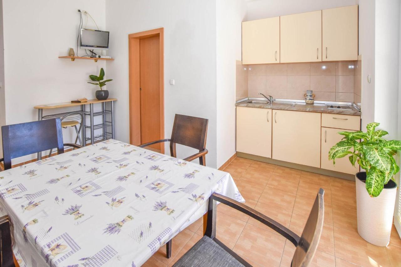 Apartments Flora Pakoštane Екстериор снимка