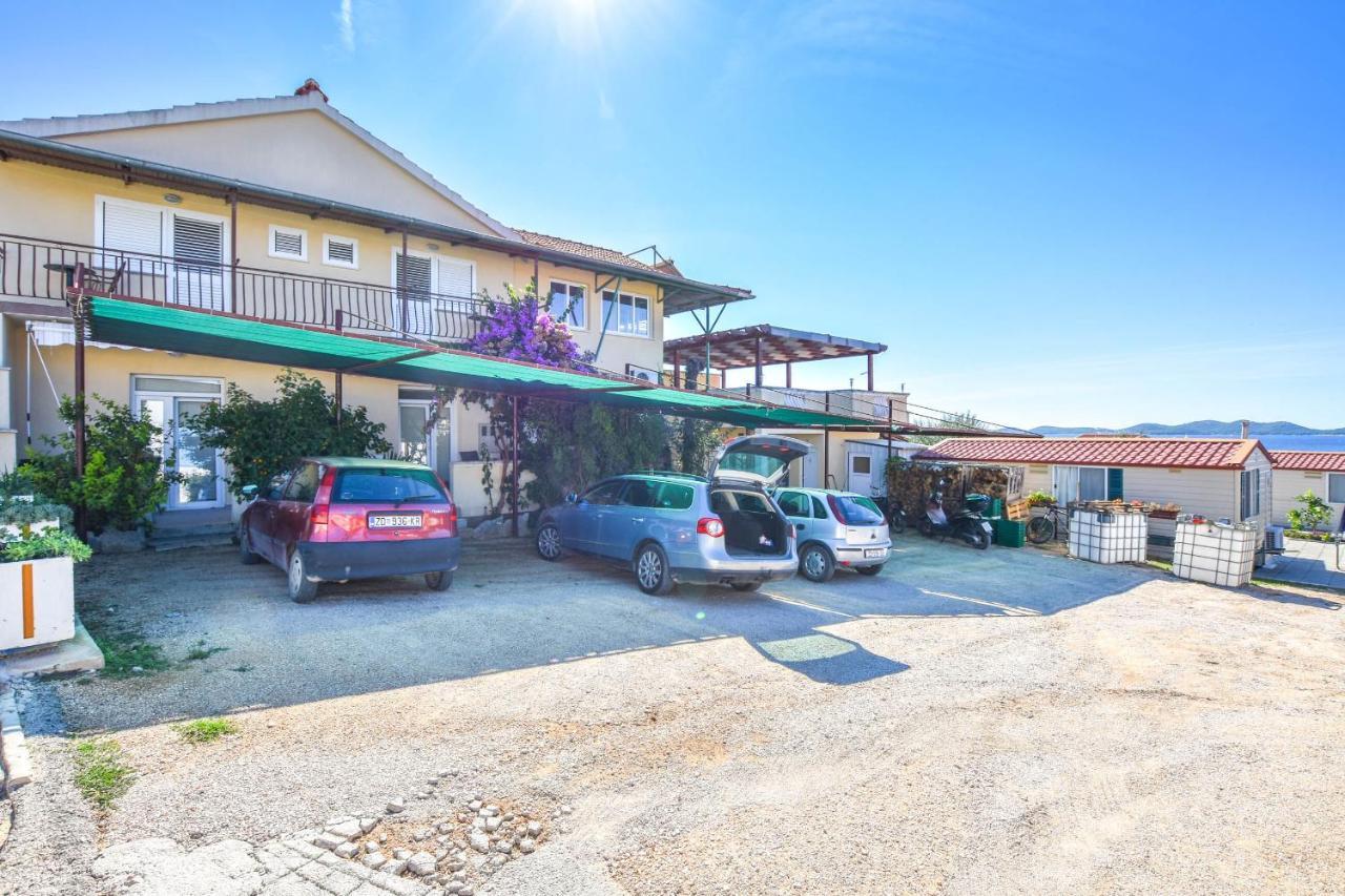 Apartments Flora Pakoštane Екстериор снимка