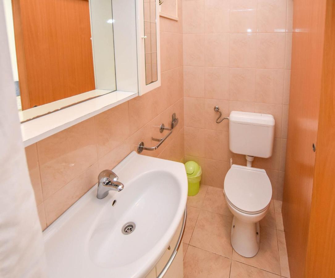 Apartments Flora Pakoštane Екстериор снимка