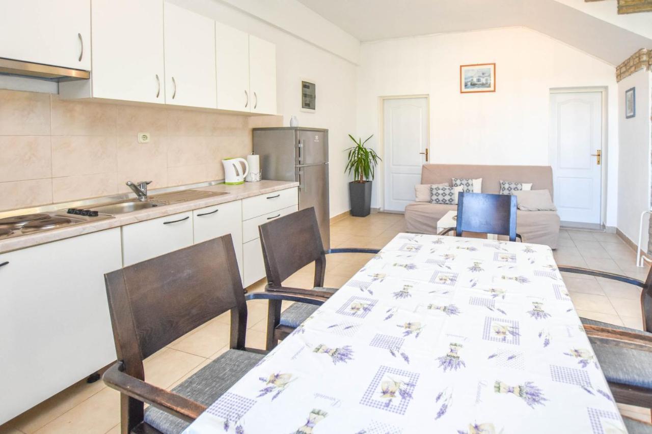 Apartments Flora Pakoštane Екстериор снимка