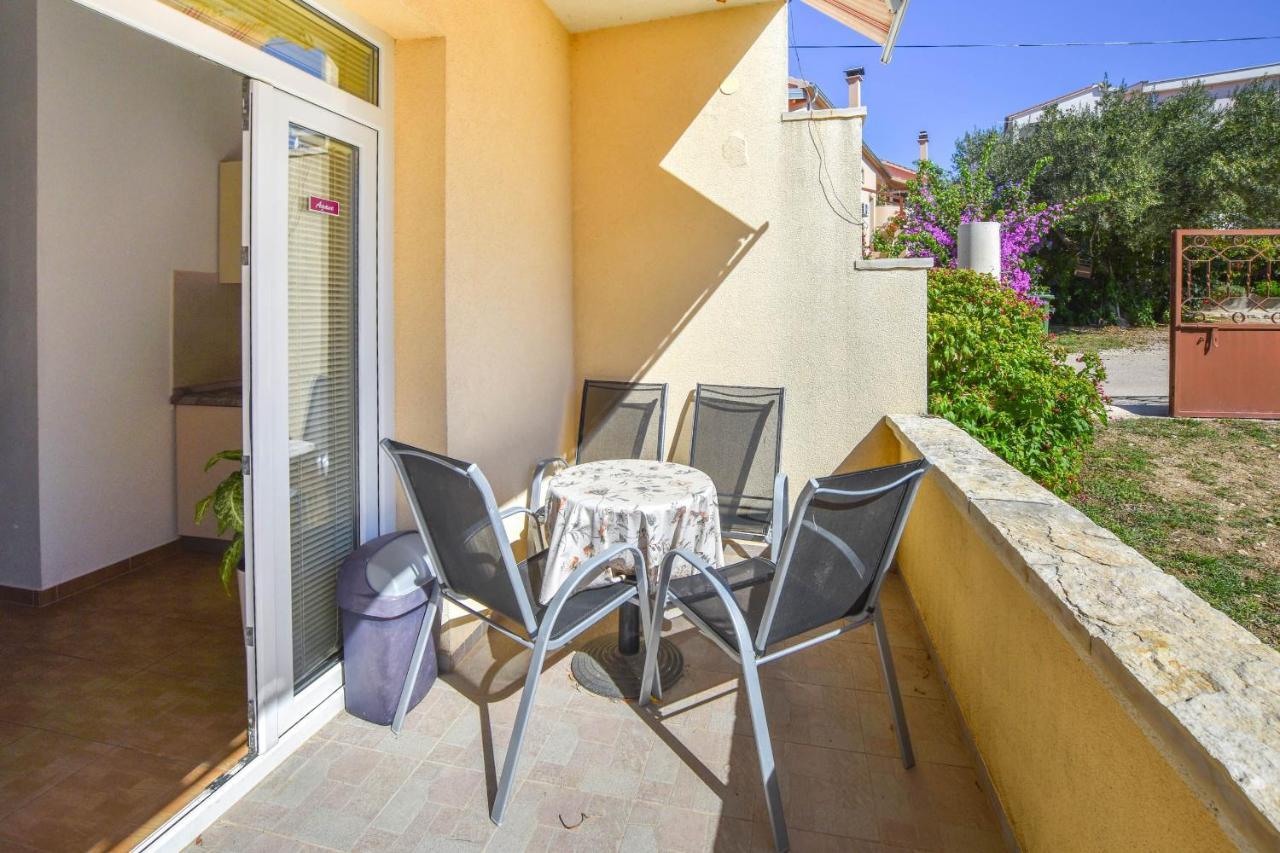 Apartments Flora Pakoštane Екстериор снимка