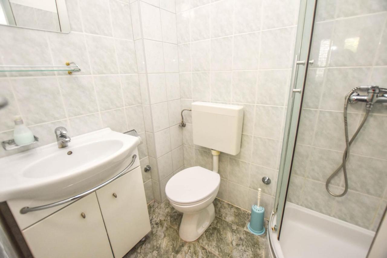 Apartments Flora Pakoštane Екстериор снимка