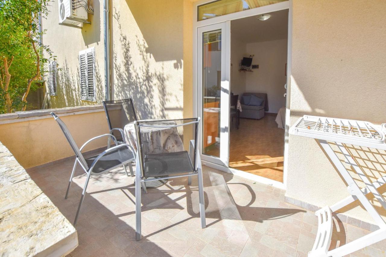 Apartments Flora Pakoštane Екстериор снимка