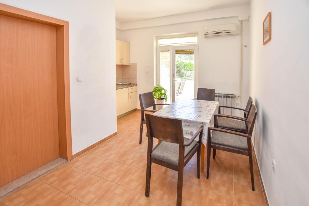 Apartments Flora Pakoštane Екстериор снимка