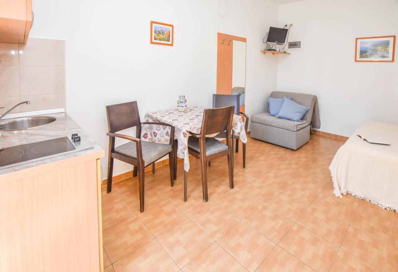 Apartments Flora Pakoštane Екстериор снимка