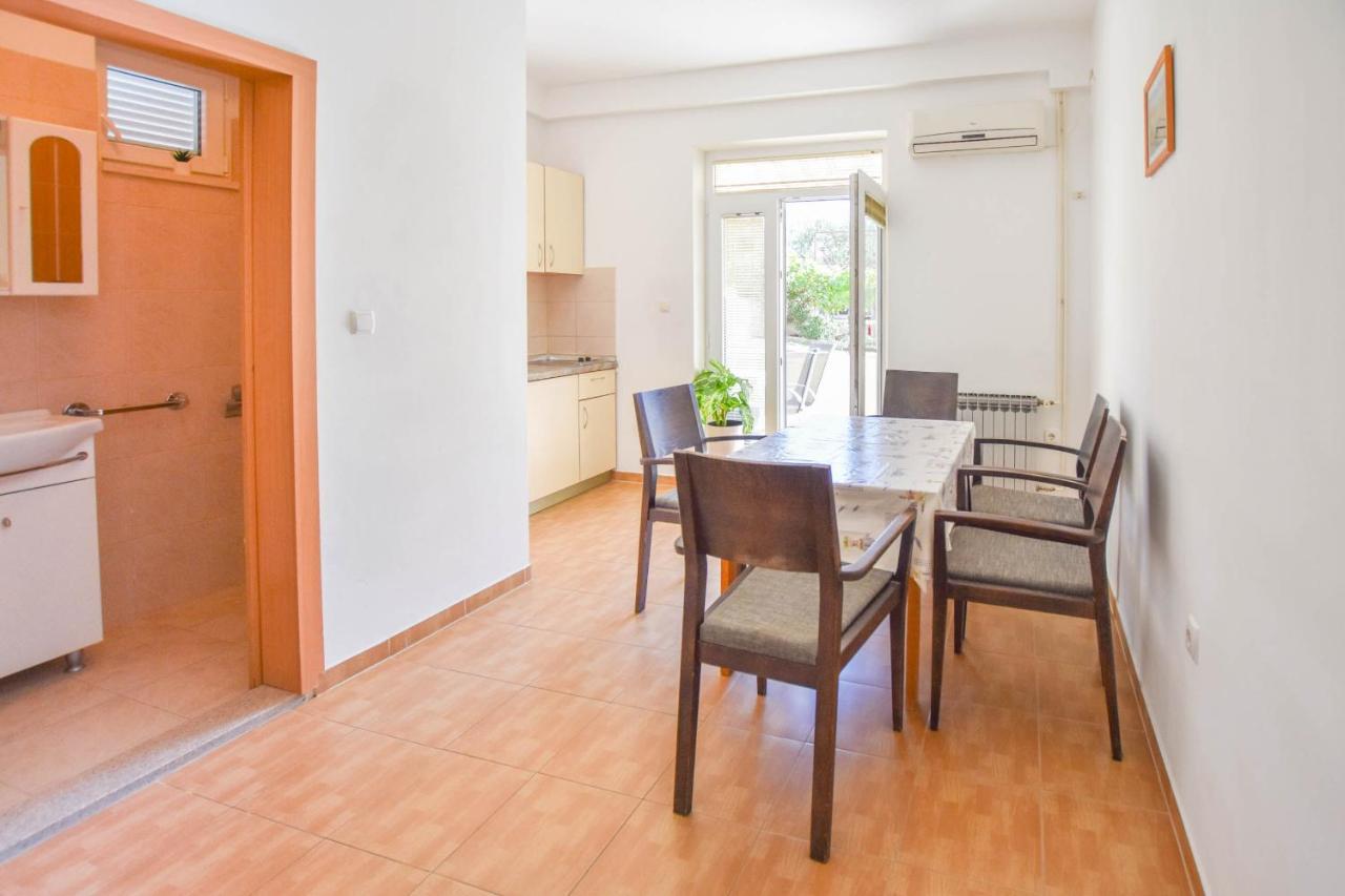 Apartments Flora Pakoštane Екстериор снимка