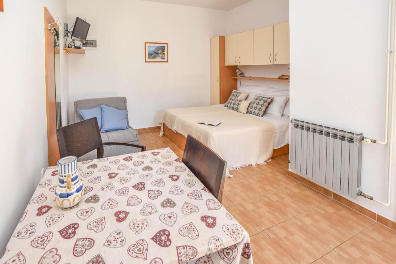 Apartments Flora Pakoštane Екстериор снимка