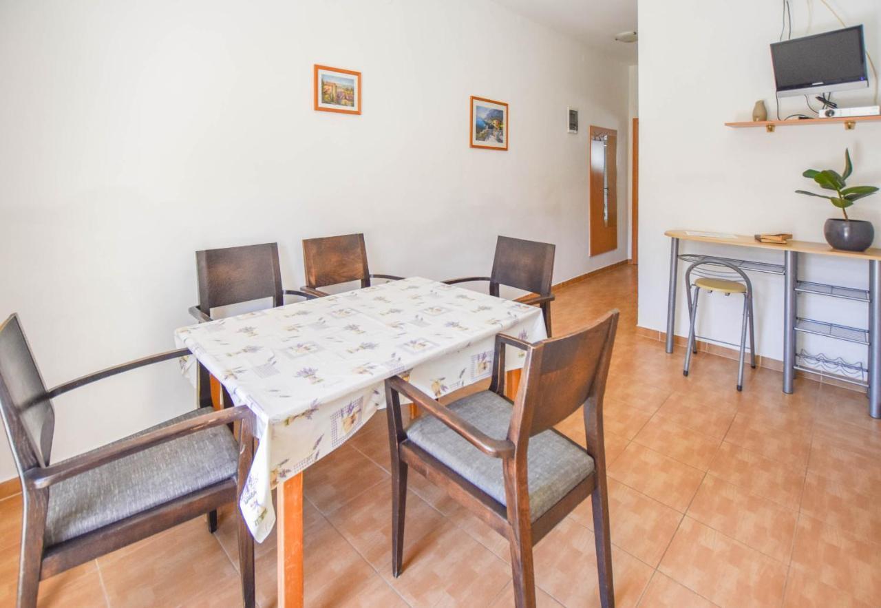 Apartments Flora Pakoštane Екстериор снимка